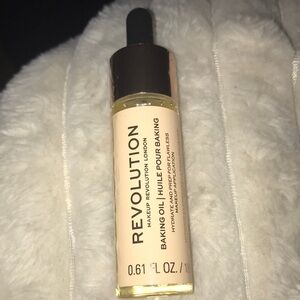 Revolution Makeup Baking Oil in Clear/Gold